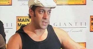 Salman promotes Main Aur Mrs. Khanna